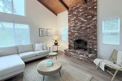 Image de The Coastal Hideaway - Charming Upgraded Home in Scenic Cambria