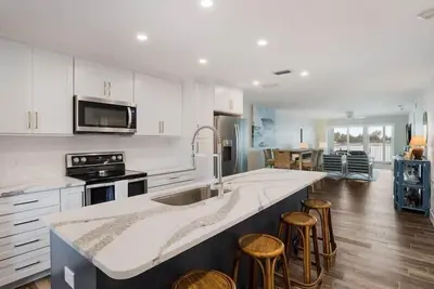 Image de Experience coastal living in this spacious 2-bedroom, 2-bathroom condo with stunning Gulf views.