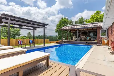 Image de Fun House with Pool, Hot Tub, Cool Outdoor Living Space