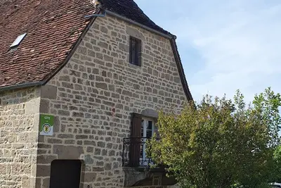 Image de La Maison du Garde: Maison quercynoise typique au pied du château.