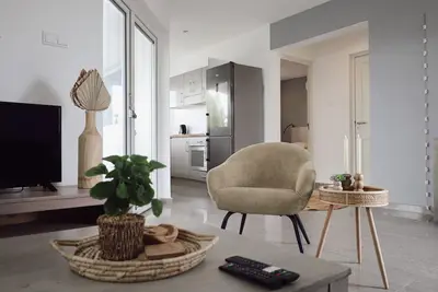 Boutique garden apartment with access to pool