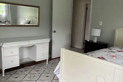 Image de 4-bedroom country house; 10 acres; lighted tennis, pickle ball courts, lake