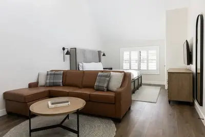 Image de Experience scenic outdoors! Spacious Retreat w/Pool, Golf access & Hot spring!