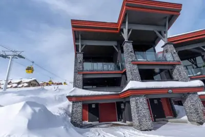 Image de The Edge Chalet 13, Luxury 4-bedroom, in charming Big White with Ski in/ Ski out