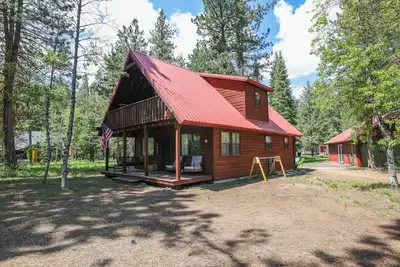 Image de Nine Pines Outpost: Pet Friendly, Hot Tub, Game Room, w/ Private Treetop Escape.