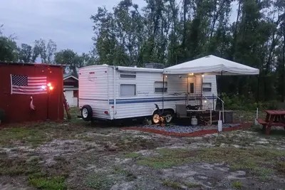Image de Rv with 1full bed 2twin beds and Ac WiFi smart Tv bathroom outdoor shower house