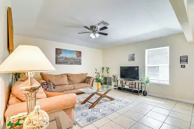 Image de 2 Mi to Chinatown: Pet-Friendly Houston Home