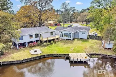 Image de Tara's Riverfront Hideaway