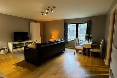 Image de Riverside Rest - 2 bedroom apartment: sleeps 4 guests with private parking