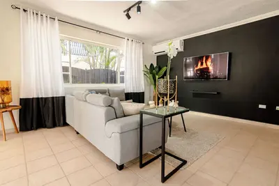 Image de Spectacular 8 br Villa with Pool & Garden Close to Super Food.