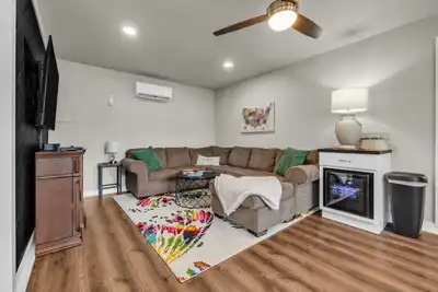 Image de Tulsa Getaway w/Pergola-Grill-Tv's & Personal Ac/Heater in Every Bedroom