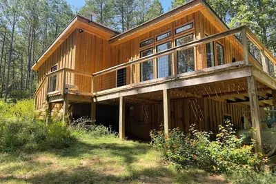Image de Modern, woodsy 2-bedroom cabin for pet-friendly, family-friendly, cozy getaways