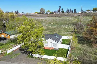 Image de 2 Bed 2 Bath Riveside Retreat