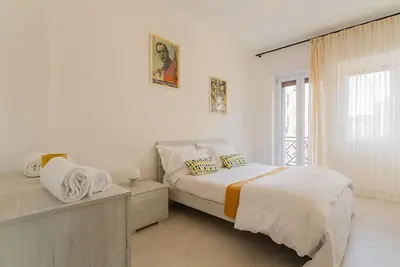 Image de 🏡 Spacieux et lumineux appartement au cœur de Bari, situé au troisième étage du Corso Sidney Sonnino 150. Avec trois chambres doubles, trois balcons privatifs et une grande salle à manger, il est idéal pour les familles, les groupes ou les voyag