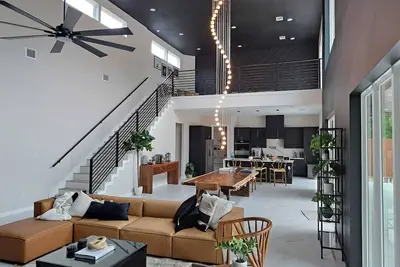 Image de Private Luxury Retreat w/ Pool, Jacuzzi, Steam Room – Mins from Downtown Austin