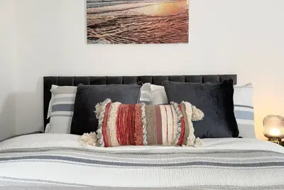 Image de D' Elegant Comfort - Fine Luxury 2Bed Flat + Private Garden /Patio - FreeParking