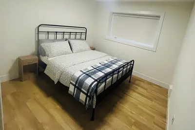 Image de Cozy Private Walk-in Basement | Bed, Living Room & Kitchenette!