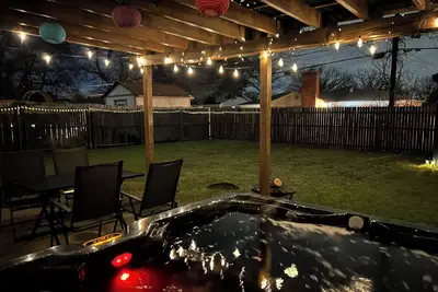 Image de HotTub Game Room Bbq  SlipNSlide Walk 2 park Firepit and much more!