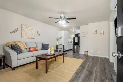 Image de Fresno Apartment, Laundry Access, Next to Gazebo Gardens!