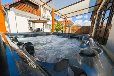 Image de Appartement de vacances Près du centre mais au calme avec climatisation, jacuzzi et sauna