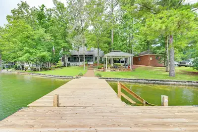 Image de Waterfront Gem on Lake Martin w/ Kayaks & Dock!