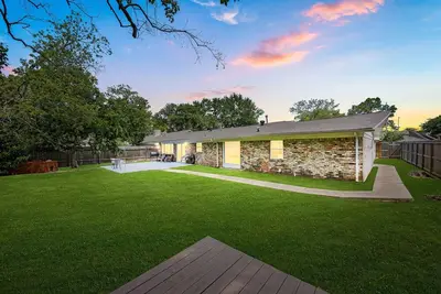 Image de Spacious centrally located home shopping, dining, sports venues, nightlife. . etc.