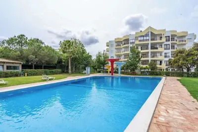 Image de Sunny Flat Near Praia da Rocha by HostWise