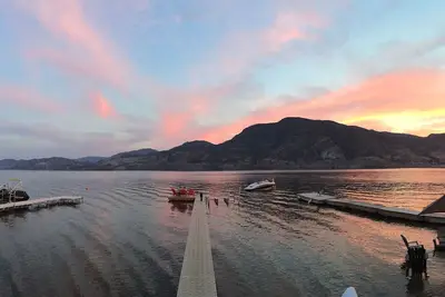 Image de Executive Skaha Lake Waterfront Home-Sandy beach- Dock-Boat\nMoorage-4 bdrm