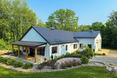 Image de Luxury Barndominium- Indoor Pickleball & Hoops, Hot Tub, Stone Lake & Ski Nearby
