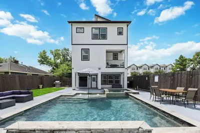 Image de Resort vibe w/ Pool&Hot tub Downtown skyline views