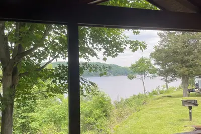 Image de The Perch- Cliffside cabin overlooking Black Lake