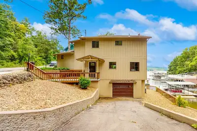 Image de Lakefront retreat with scenic decks, private dock & waterside firepit