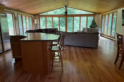 Image de Prime Location! 2br-2 Acre Retreat Minutes from Downtown Galena & Attractions