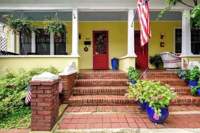 Image de Historic Row Home | Hot Tub - 1 Block from Gate 1!