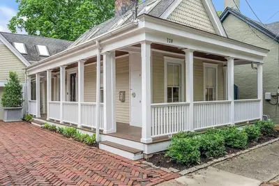 Image de Hot Tub | Luxury | Patio | Fire Pit | Downtown