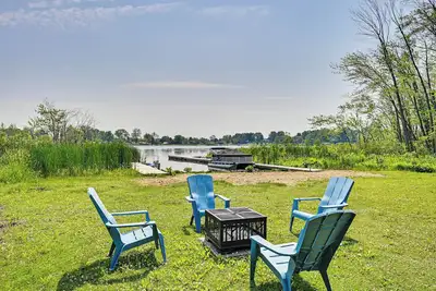 Image de Deck, Dock & Hot Tub: Lakeside Retreat in Michigan