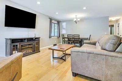 Image de 8 Mi to Central Minneapolis: Modern Home w/ Yard