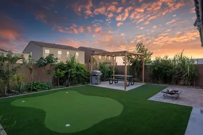 Image de 3 Br Sleeps 6~Fire Pit, Putt Putt, Bbq, Workspace