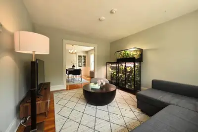 Image de 1000ft² 2br with Free Parking, King Bed, Wfh Setup, Near Harvard, Mit, & Tufts