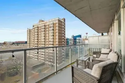 Image de 5 min walk to Stampede | 2br | Ac | Ug Parking