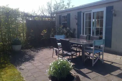 Image de Detached 6-person waterfront chalet in Groede. Enjoy peace, nature, spacious garden, modern kitchen and proximity to beach and village.