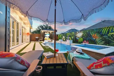 Image de `Bali in Houston`/8br/8Bath/Heated Pool/Sleeps 23