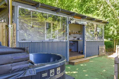 Image de Bishy Barney Bee Shepherds Hut