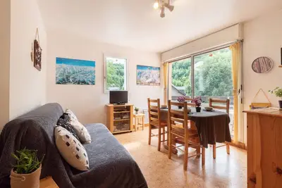 Image de Appartement cosy près du centre avec balcon, parking inclus