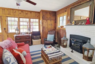 Image de Brand New Listing! Adorable 2bd Cottage--Screen Porch, Fire Pit, Less Than a Mile to Sea Street Beach