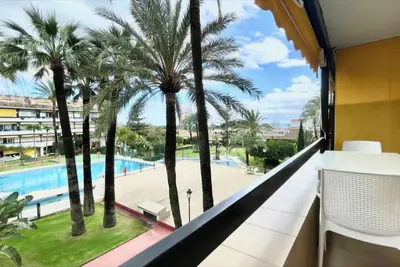 Image de Studio in front of the pool