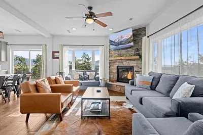 Image de Steps to Bus Loop | Hot Tub | Decks | Grill | Group Getaway Ready