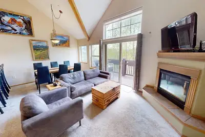 Image de Near Lake Trail! Hot Tub! Walk/Drive to Dining, Events, Marina, Shops