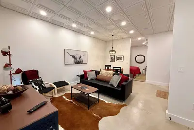 Image de Restful Remedy~A modern industrial farmhouse Alcove studio in Pilot Mountain.