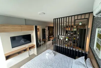 Image de Modern & Cozy 1br Apt in Santa Cruz – Balcony w/ Street View, WiFi, Ac